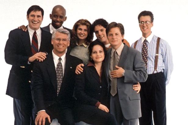 Eine Gruppenaufnahme der Besetzung der Fernsehserie „Spin City“.