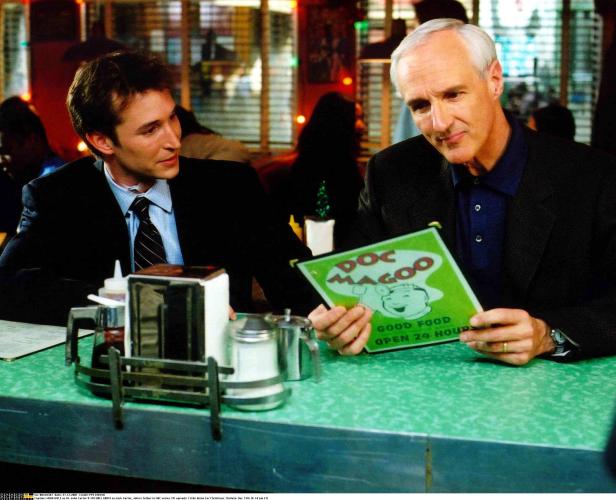 Noah Wyle als Dr. John Carter und Michael Gross als Jack Carter in der Serie „Emergency Room“.