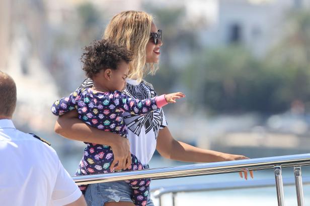 Beyoncé hält ihre Tochter Blue Ivy auf einer Yacht.