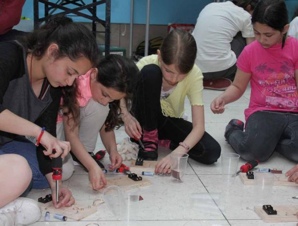 Kids bauen Rakete aus Kupferrohren