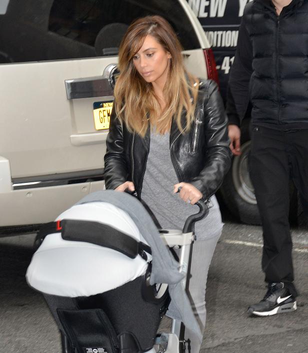 Kim Kardashian schiebt einen Kinderwagen.