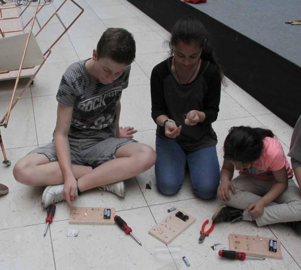 Kids bauen Rakete aus Kupferrohren