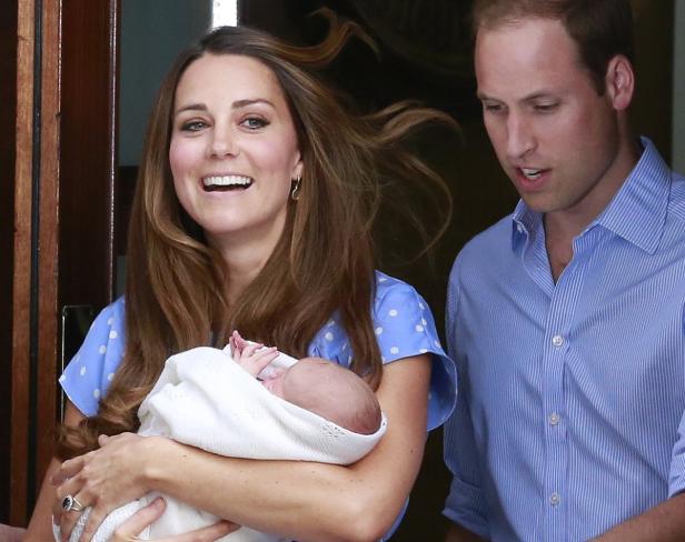 Kate Middleton und Prinz William präsentieren ihr neugeborenes Baby.