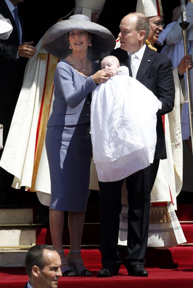 Fürst Albert und Charlène von Monaco mit ihrem Kind bei einer Taufe.