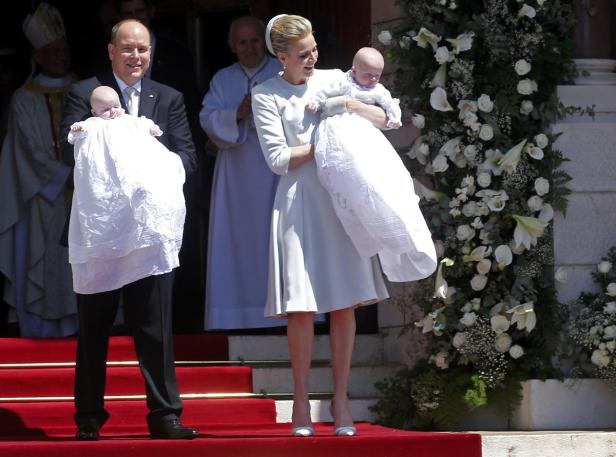 Fürst Albert und Fürstin Charlène von Monaco mit ihren Zwillingen bei einer Taufe.