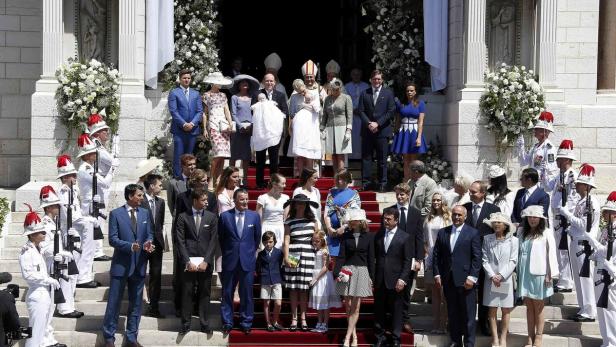 Die fürstliche Familie von Monaco posiert auf den Stufen einer Kirche.