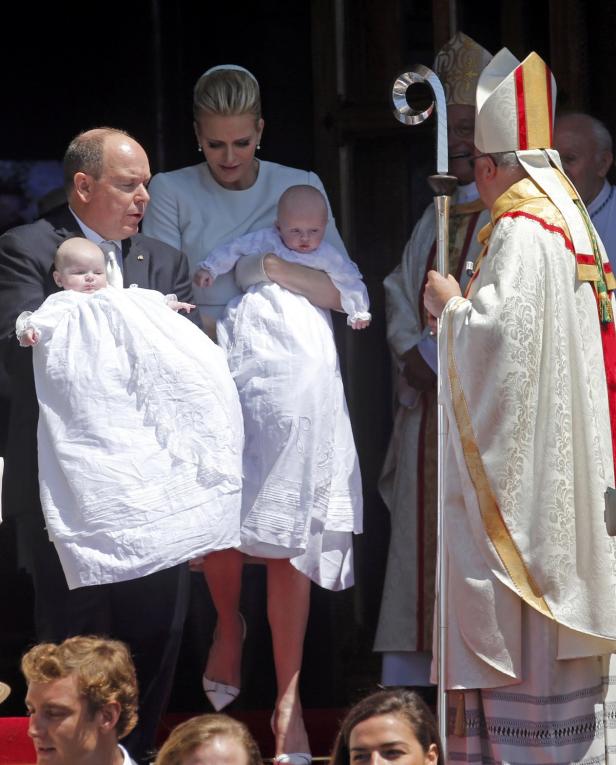 Fürst Albert und Charlène von Monaco mit ihren Zwillingen bei einer Taufe.