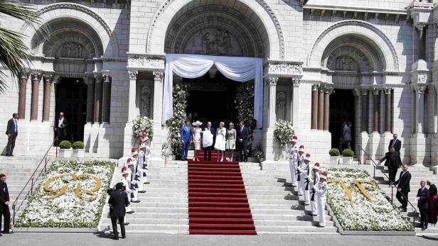 Die fürstliche Familie von Monaco steht vor der Kathedrale von Monaco.