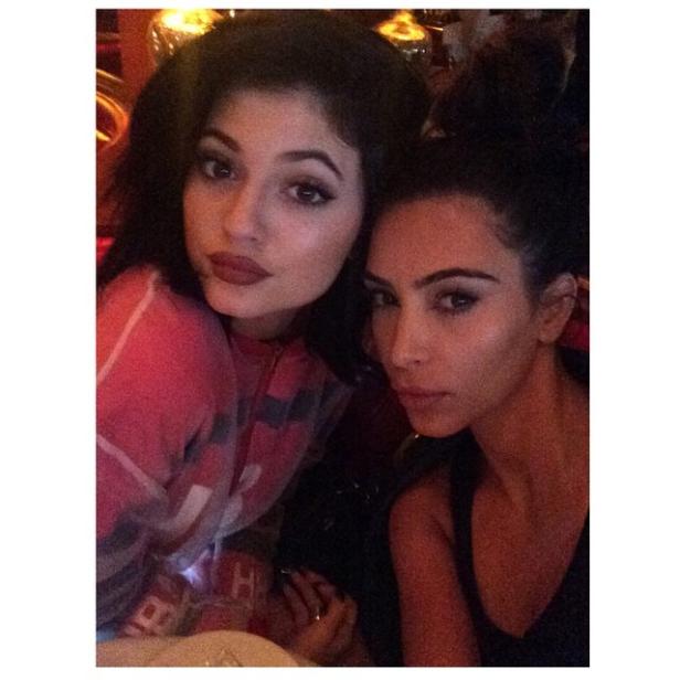 Kylie Jenner und Kim Kardashian posieren für ein Selfie.
