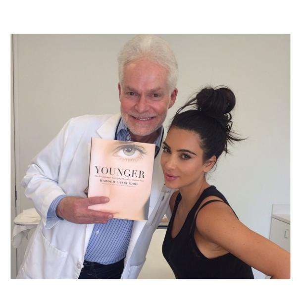 Kim Kardashian posiert mit Dr. Harold Lancer und seinem Buch „Younger“.