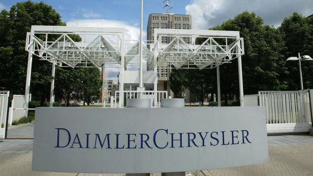 Das Schild von DaimlerChrysler vor einem Bürogebäude.