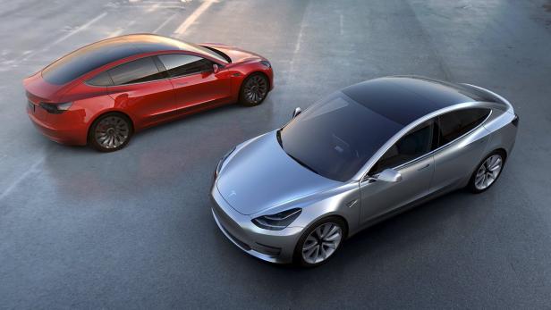 Handout of Tesla Motors' mass-market Model 3 elect Tesla ruft 2.700 Wagen vom Typ "Model X" zurück