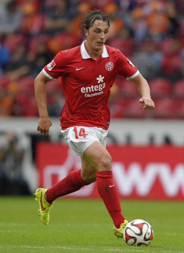 Ein Fußballspieler des 1. FSV Mainz 05 mit der Nummer 14 am Ball.