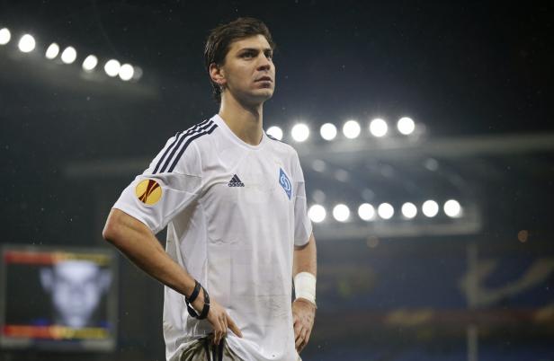 Ein Fußballspieler im Trikot von Dynamo Kiew auf dem Spielfeld.