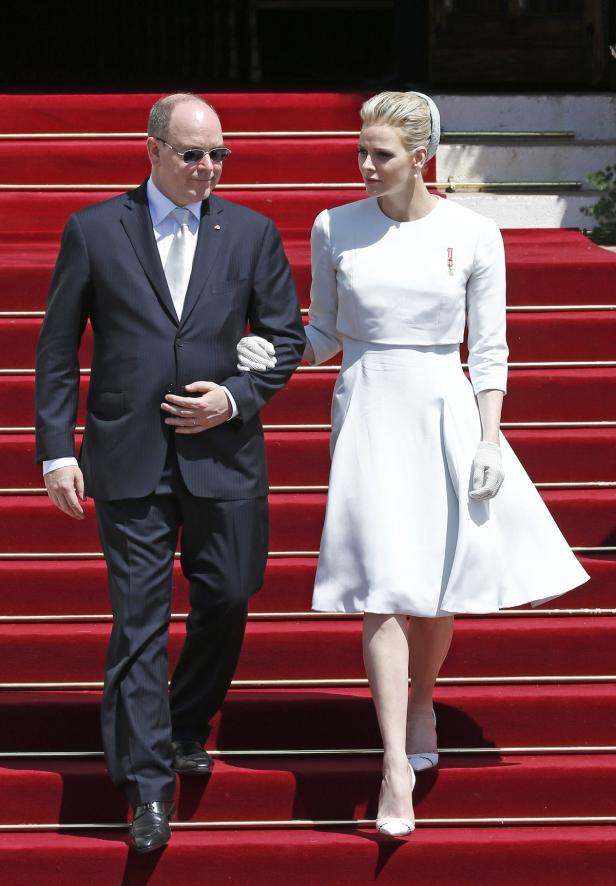 Fürst Albert II. und Charlène von Monaco schreiten eine rote Treppe hinunter.
