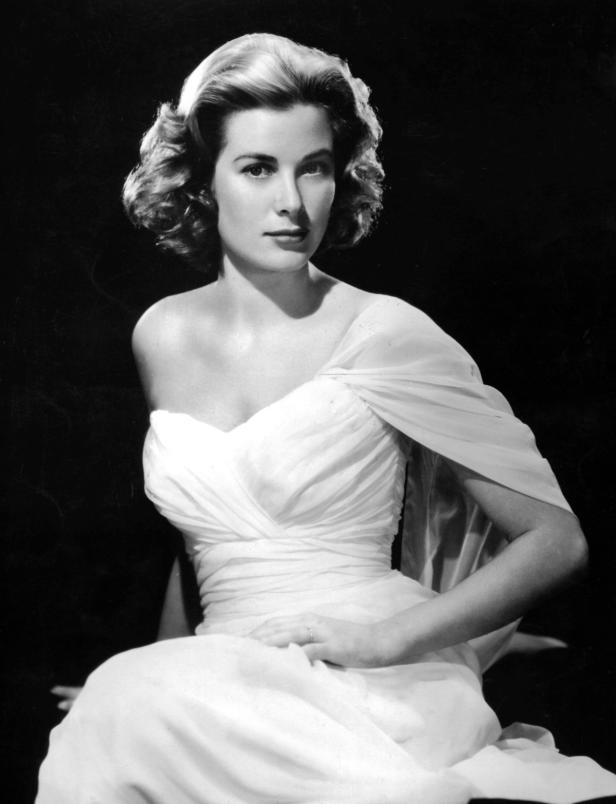 Ein Schwarzweißporträt von Grace Kelly in einem weißen Kleid.