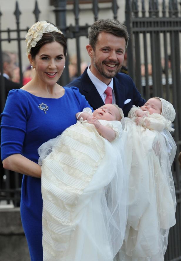 Prinzessin Mary und Prinz Frederik von Dänemark mit ihren Zwillingen bei der Taufe.