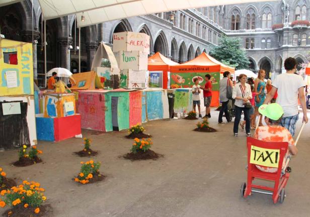 Kinder spielen in einer nachgebauten Stadt aus Karton vor dem Wiener Rathaus.