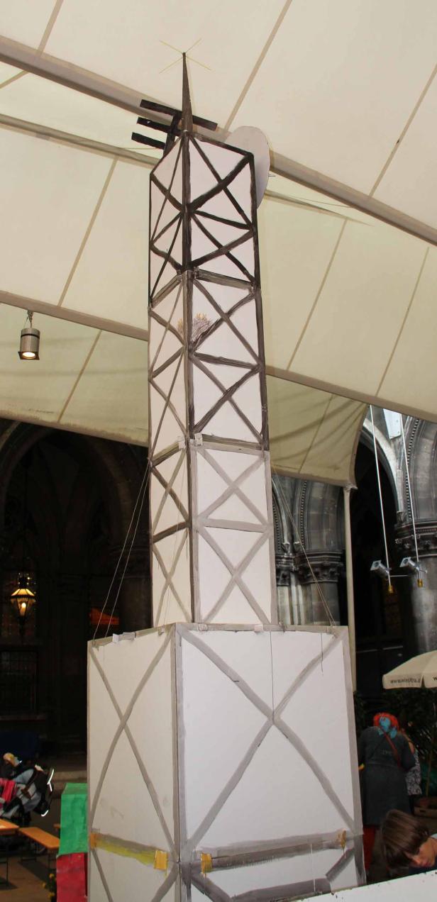 Ein Modell des Eiffelturms steht unter einem Zeltdach.