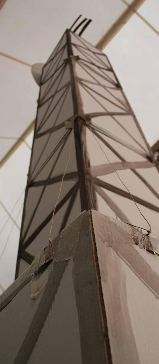 Ein Modell eines hohen Gebäudes mit einem Gittermuster.