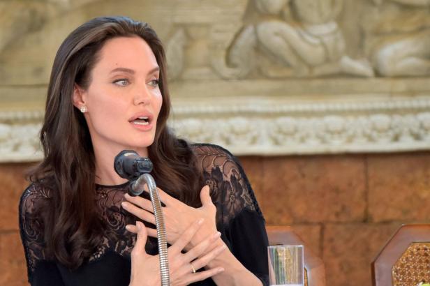 Jolie lässt sich mit Kindern Taranteln schmecken