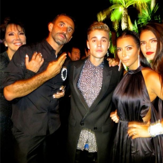 Kris Jenner, Justin Bieber, Kim Kardashian und Kendall Jenner posieren für ein Foto.
