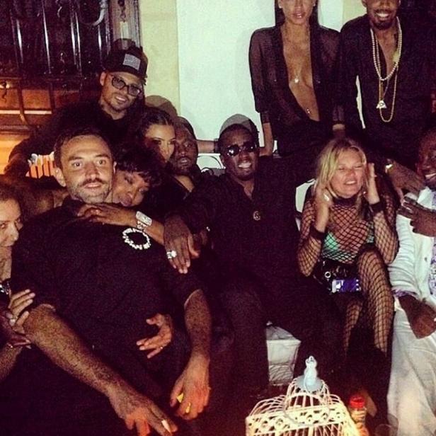 Eine Gruppe von Menschen posiert für ein Foto, darunter P. Diddy und Kate Moss.