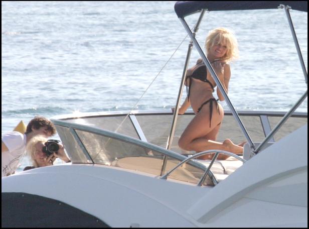 Pamela Anderson posiert auf einem Boot für Fotografen.