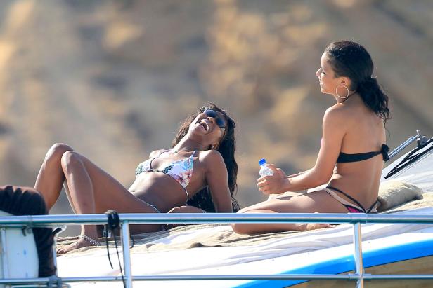 Zwei Frauen entspannen sich auf einem Boot in der Sonne.