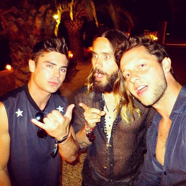 Zac Efron, Jared Leto und ein weiterer Mann posieren für ein Foto.