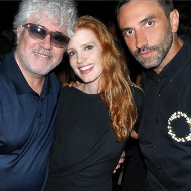 Jessica Chastain posiert mit Pedro Almodóvar und einem weiteren Mann für ein Foto.