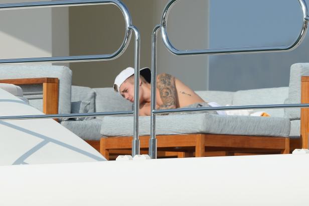 Justin Bieber entspannt auf einer Couch im Freien.