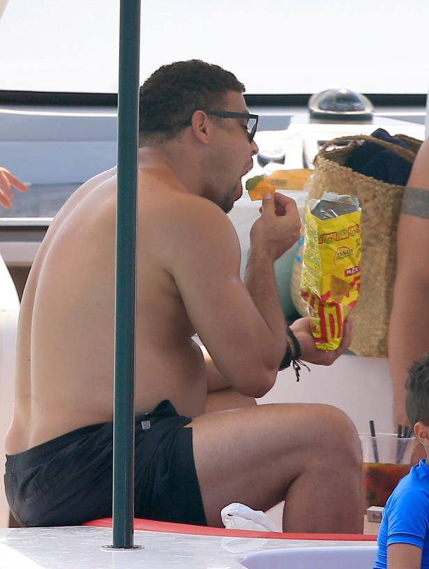 Ronaldo isst Chips an Bord einer Yacht.