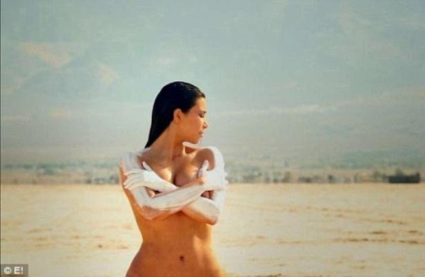 Kim Kardashian mit Schlamm bedeckt am Toten Meer.