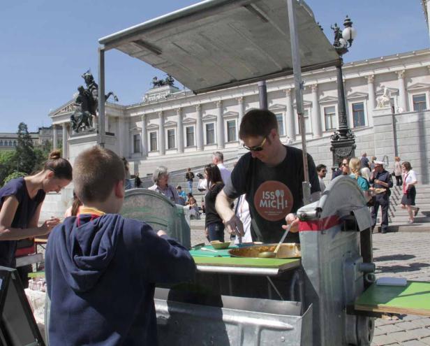 Ein Mann verkauft Essen an einem Stand vor dem österreichischen Parlament in Wien.