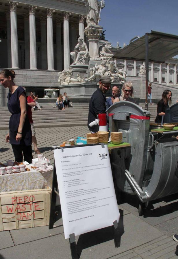 Eine Veranstaltung zum „National Leftovers Day“ am 12. Mai 2015 vor dem Parlament in Wien.