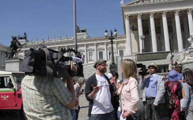 Ein Interview vor dem österreichischen Parlament in Wien.
