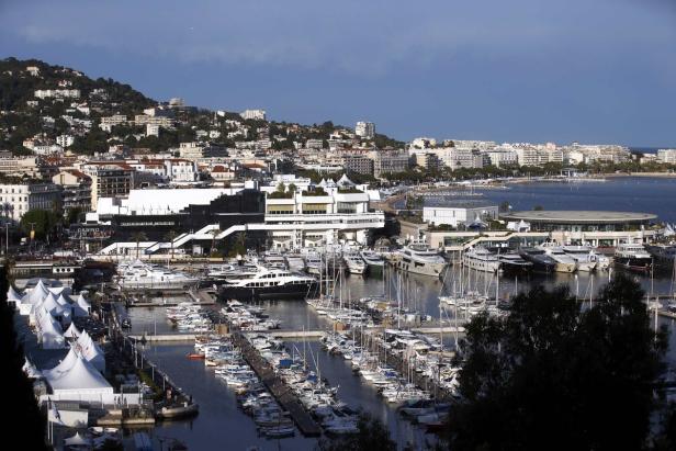 Blick auf den Hafen von Cannes mit zahlreichen Yachten und dem Festivalpalast.