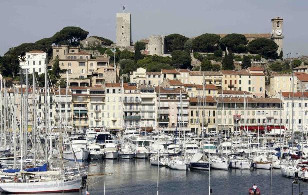 Blick auf den Hafen von Antibes mit zahlreichen Segelbooten und der Altstadt im Hintergrund.