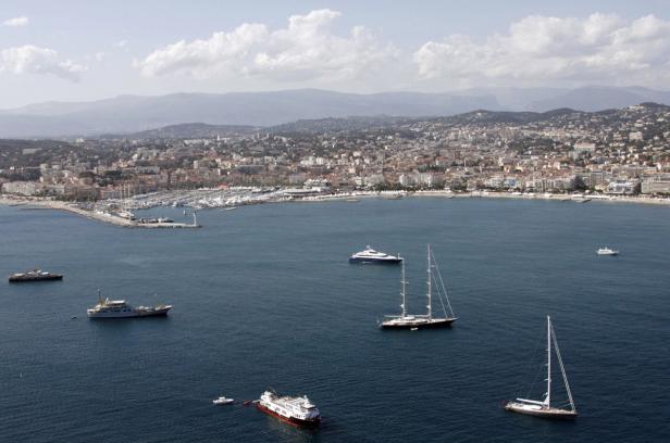 Blick auf Cannes mit Yachten und Booten auf dem Meer.