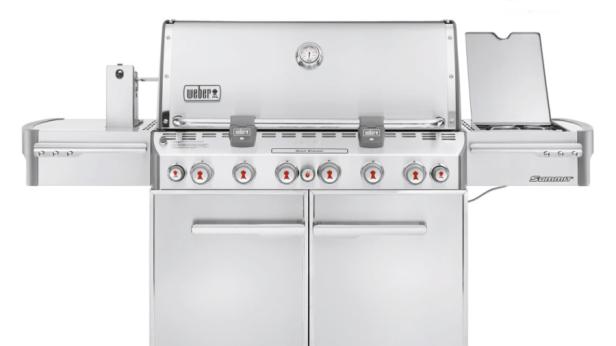 Ein silberner Weber Summit Grill mit geöffnetem Deckel.