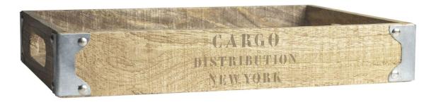 Eine Holzkiste mit Metallbeschlägen und der Aufschrift „Cargo Distribution New York“.
