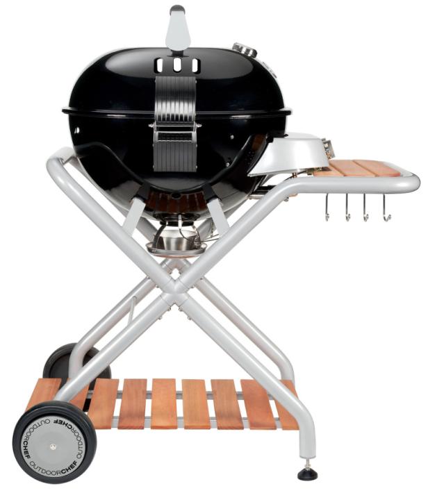 Ein schwarzer Kugelgrill von Outdoorchef mit silbernem Gestell und Holzablagen.