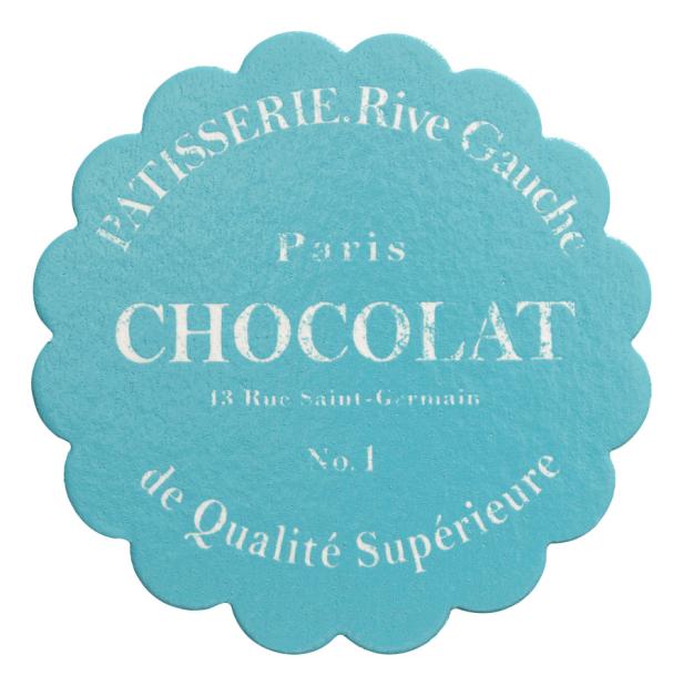 Ein blaues Etikett der Patisserie Rive Gauche in Paris mit der Aufschrift „Chocolat“.