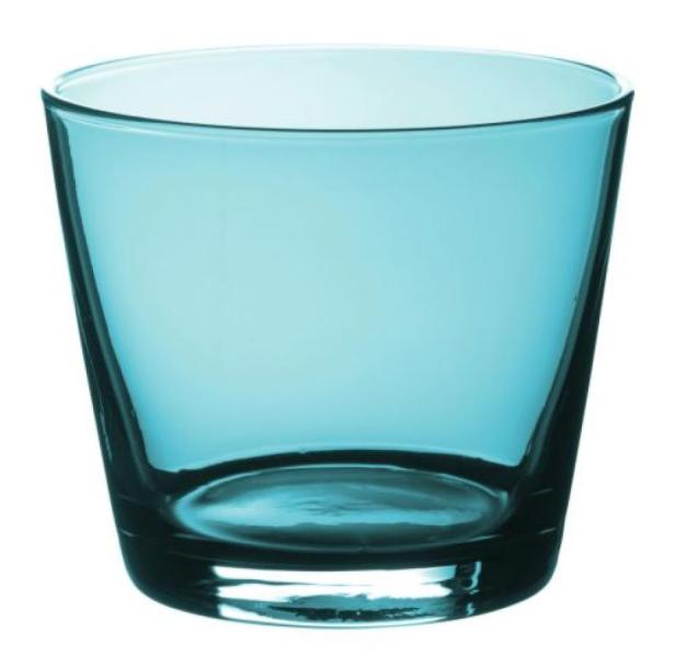 Ein leeres, hellblaues Trinkglas auf einem weißen Hintergrund.