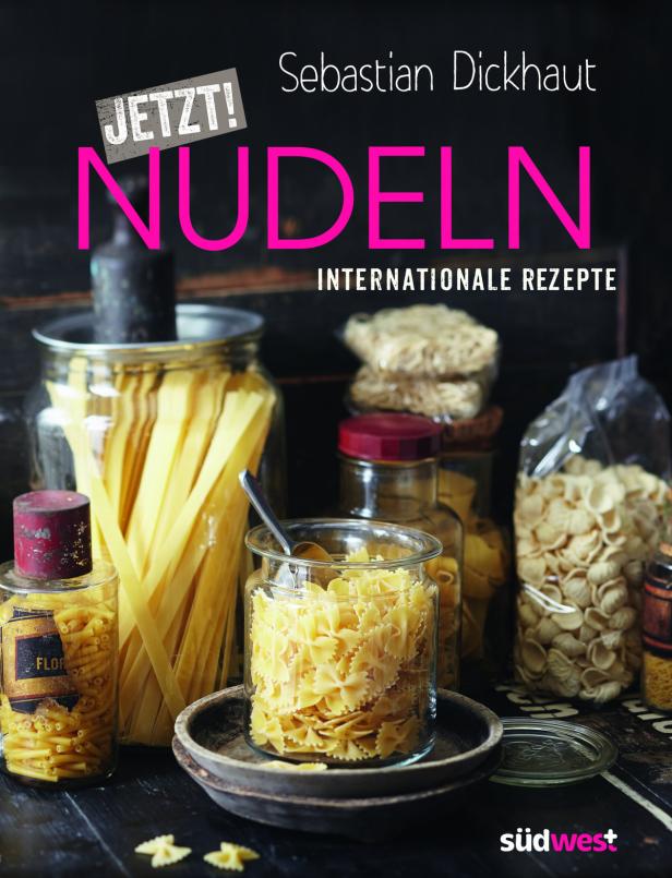 Das Buch „Nudeln – Internationale Rezepte“ von Sebastian Dickhaut, mit verschiedenen Nudelsorten in Gläsern im Vordergrund.