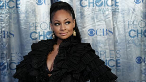 Raven-Symoné auf dem roten Teppich der People's Choice Awards.