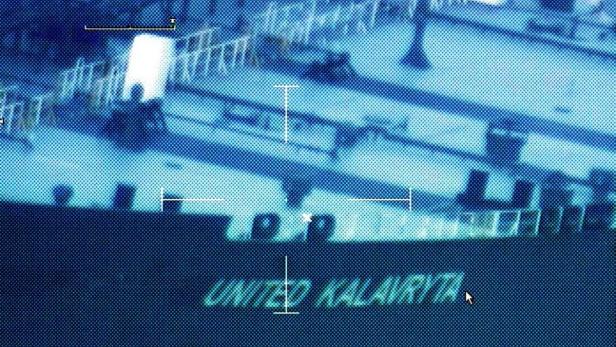 Das Schiff „United Kalavryta“ wird durch ein Zielfernrohr betrachtet.