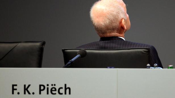 Ferdinand K. Piëch von hinten während einer Konferenz.