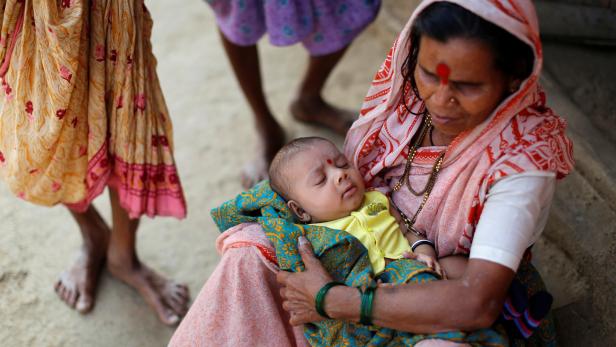 Indien: Lebendig begrabenes Baby durch Zufall gerettet